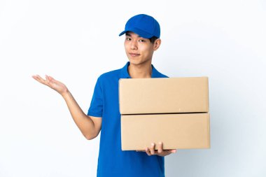 Çinli adam beyaz arka planda izole edildi. Gelmesi için ellerini yana uzattı.