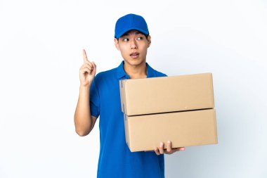 Çinli adam beyaz arka planda izole edildi. Çözümün farkına varmak için parmağını kaldırdı.