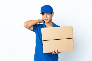 Beyaz arka planda izole edilmiş gülen Çinli bir teslimat.