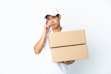 Çinli bir adam beyaz arka planda izole edilmiş bir fikir düşünüyor.