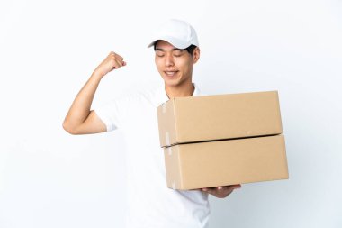 Beyaz arka planda izole edilmiş Çinli adam güçlü bir jest yapıyor.