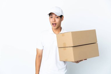 Çinli adam beyaz arka planda izole edilmiş ve yüz ifadesi şaşırtıcıydı.