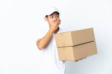 Teslimatçı Çinli adam beyaz arka planda izole edilmiş ağız örtüyor ve yan tarafa bakıyor.