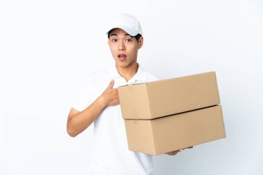 Beyaz arka planda izole edilmiş Çinli bir teslimatçı sağa bakarken şaşırmış ve şok olmuştu.