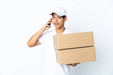 Çinli adam beyaz arka planda izole edildi. Cep telefonuyla biriyle sohbet ediyor.