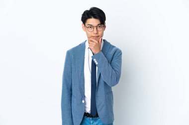 Genç Çinli iş adamı beyaz arka planda izole edilmiş düşünüyor.