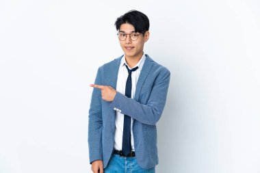 Genç Çinli iş adamı beyaz arka planda izole edildi.