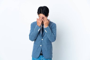 Genç Çinli iş adamı, yorgun ve hasta bir ifadeyle beyaz arka planda izole edilmiş.