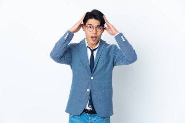 Genç Çinli iş adamı sürpriz bir ifadeyle beyaz arka planda izole edildi.