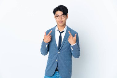 Genç Çinli iş adamı beyaz arka planda izole edilmiş bir şekilde baş parmak işareti yapıyor.