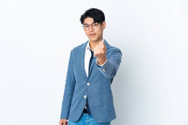 Genç Çinli iş adamı beyaz arka planda izole edilmiş bir şekilde geliyor.