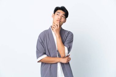 Genç Çinli bir adam beyaz arka planda izole edildi.