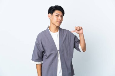 Genç Çinli adam beyaz arka planda kendini beğenmiş ve gururlu.