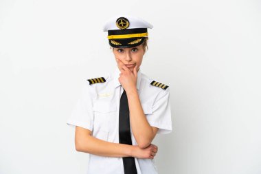 Sarışın uçak pilotu beyaz arka planda izole edilmiş.