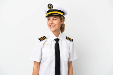 Uçaktaki sarışın kadın pilot beyaz arka planda izole edilmiş.