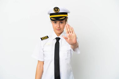 Uçaktaki sarışın kadın pilot, beyaz arka planda izole edilmiş bir şekilde duruyor.