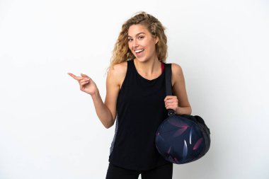 Spor çantalı genç bir kadın beyaz arka planda izole edilmiş.