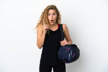 Spor çantalı genç bayan, beyaz arka planda izole edilmiş. Çözümü, parmağını kaldırırken fark etmeyi umuyor.