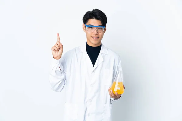 Joven Científico Chino Aislado Sobre Fondo Blanco Apuntando Una Gran — Foto de Stock