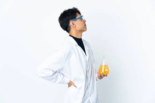 Joven Científico Chino Aislado Sobre Fondo Blanco Sufriendo Dolor Espalda — Foto de Stock
