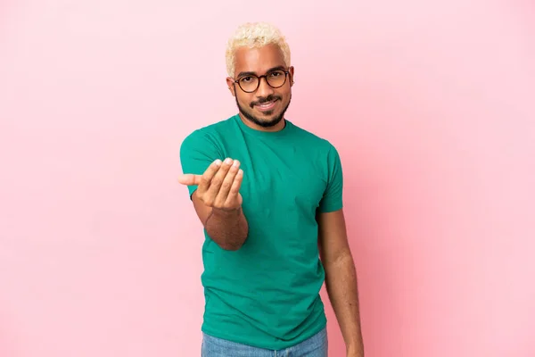 Young Colombian Handsome Man Isolated Pink Background Inviting Come Hand — 스톡 사진