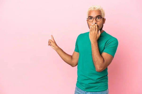Young Colombian Handsome Man Isolated Pink Background Surprise Expression While — Φωτογραφία Αρχείου