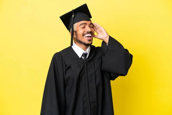 Joven Graduado Universitario Colombiano Aislado Sobre Fondo Amarillo Dado Cuenta —  Fotos de Stock