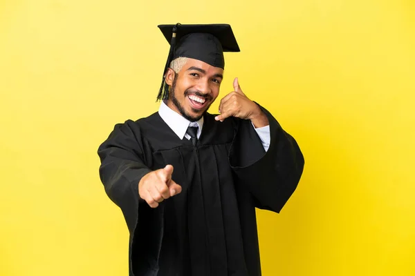 Junger Kolumbianischer Universitätsabsolvent Isoliert Auf Gelbem Hintergrund Telefoniert Mit Geste — Stockfoto