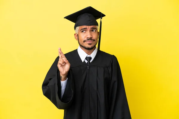 Junger Kolumbianischer Universitätsabsolvent Isoliert Auf Gelbem Hintergrund Mit Daumendrücken Und — Stockfoto