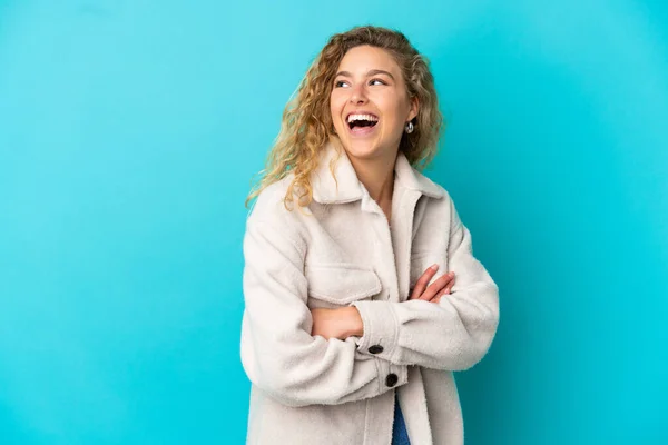 Mavi Arka Planda Izole Edilmiş Genç Sarışın Kadın Mutlu Gülümsüyor — Stok fotoğraf