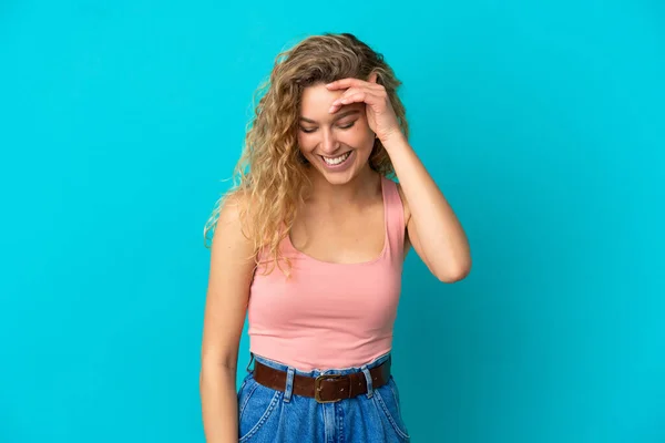 Giovane Donna Bionda Isolata Sfondo Blu Ridendo — Foto Stock