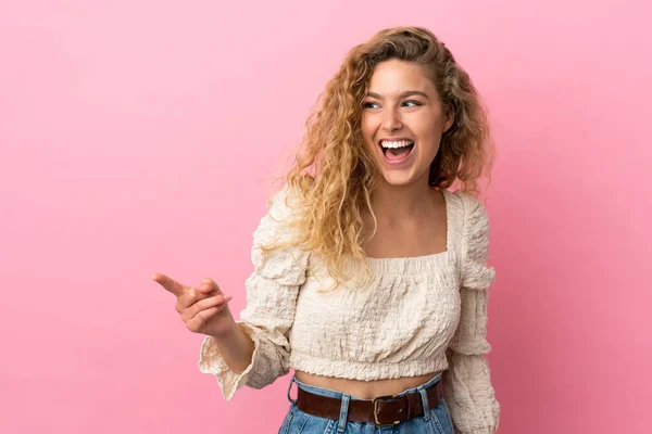 Ung Blond Kvinna Isolerad Rosa Bakgrund Peka Finger Sidan Och — Stockfoto