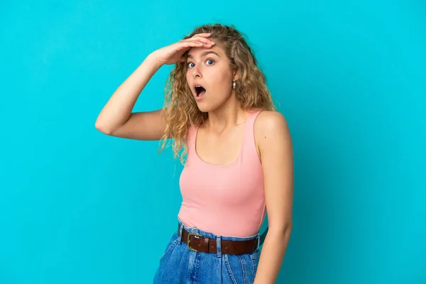 Junge Blonde Frau Isoliert Auf Blauem Hintergrund Macht Überraschende Geste — Stockfoto