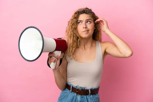 Jonge Blonde Vrouw Geïsoleerd Roze Achtergrond Met Een Megafoon Het — Stockfoto