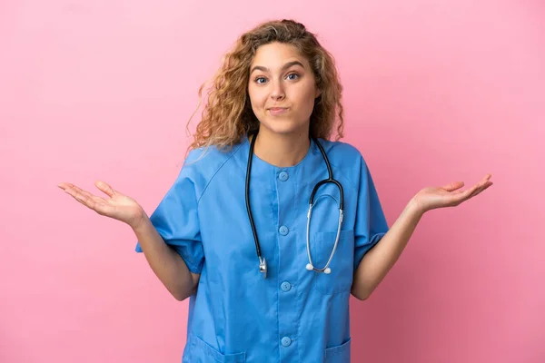 Ung Kirurg Läkare Kvinna Isolerad Rosa Bakgrund Med Tvivel Samtidigt — Stockfoto