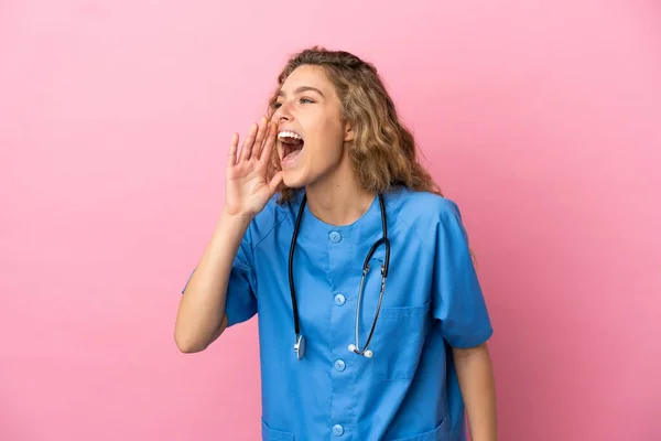 若いです外科医の女性隔離上のピンクの背景叫びとともに口を大きく開きます側 — ストック写真