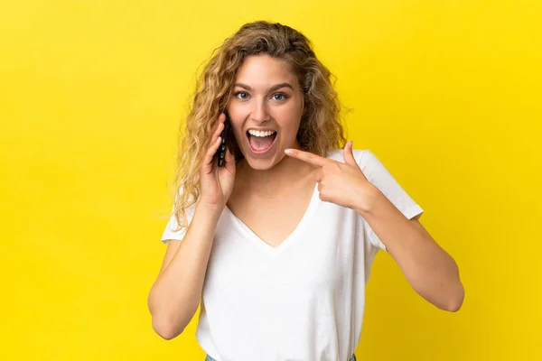 Jong Blond Vrouw Met Behulp Van Mobiele Telefoon Geïsoleerd Gele — Stockfoto