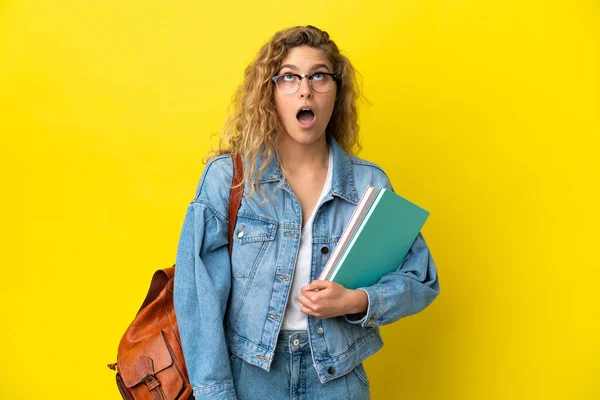 Jonge Student Kaukasische Vrouw Geïsoleerd Gele Achtergrond Zoek Omhoog Met — Stockfoto