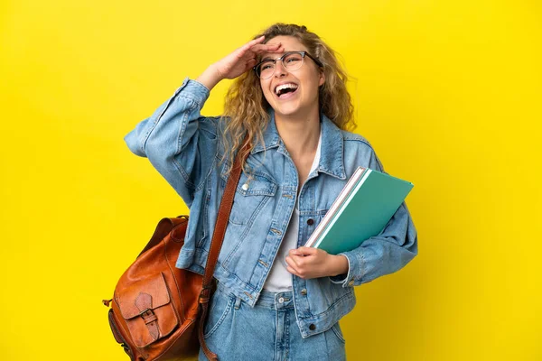 Jovem Estudante Caucasiana Mulher Isolada Fundo Amarelo Sorrindo Muito — Fotografia de Stock