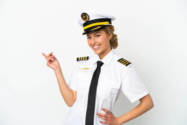 飞机上的金发女飞行员被白色背景隔离 手指指向侧翼 — 图库照片