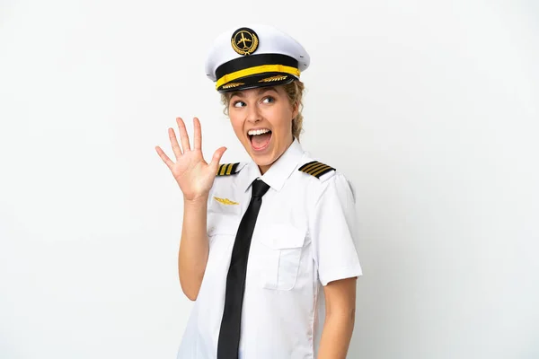 飞机上的金发女飞行员被白色背景隔离 手指数5 — 图库照片