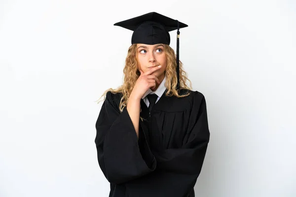 Graduação Universitária Jovem Isolado Fundo Branco Com Dúvidas Olhar Para — Fotografia de Stock