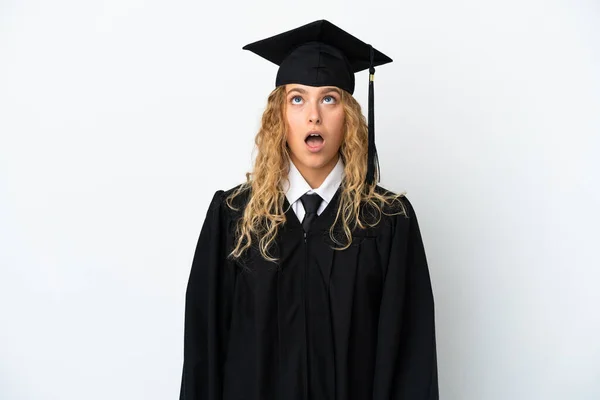 Νεαρός Απόφοιτος Πανεπιστημίου Απομονώνονται Λευκό Φόντο Κοιτάζοντας Προς Πάνω Και — Φωτογραφία Αρχείου