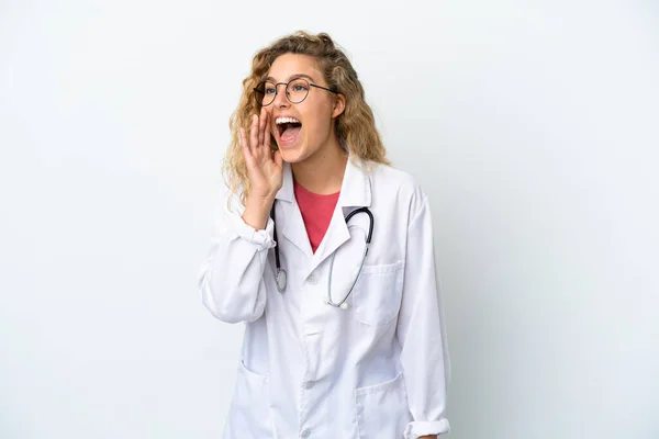Junge Ärztin Blonde Frau Isoliert Auf Weißem Hintergrund Schreit Mit — Stockfoto
