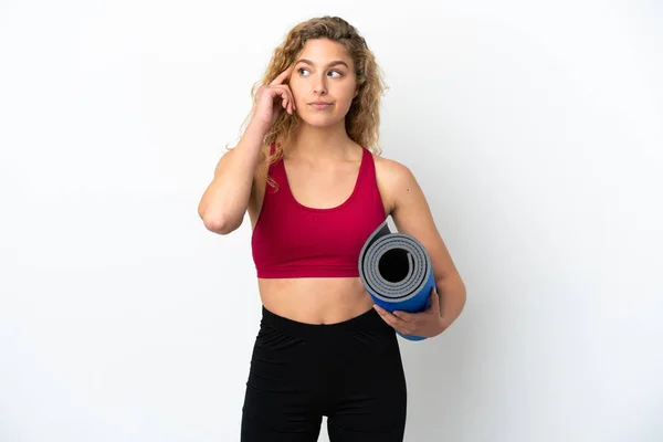 Joven Mujer Rubia Deportiva Yendo Clases Yoga Mientras Sostiene Una —  Fotos de Stock