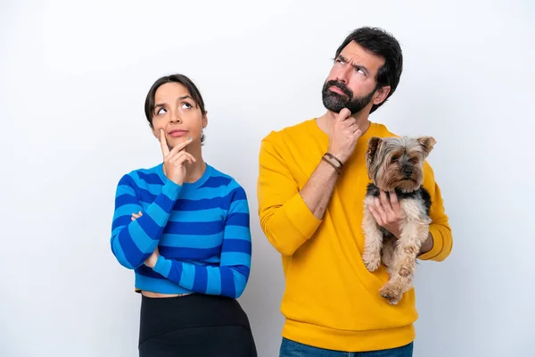 Young Hispanic Woman Holding Dog Isolated White Background Standing Thinking — Foto Stock