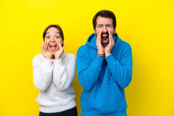 Jovem Casal Caucasiano Isolado Fundo Amarelo Gritando Com Boca Bem — Fotografia de Stock