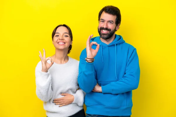 Young Caucasian Couple Isolated Yellow Background Showing Sign Fingers — Stock fotografie