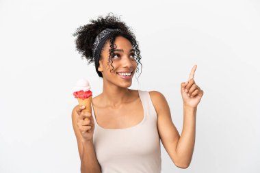 Beyaz arka planda izole edilmiş kornet dondurması olan genç Afrikalı Amerikalı kadın harika bir fikre işaret ediyor.