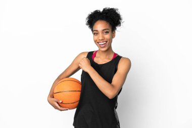 Genç basketbolcu Latin kadın, beyaz arka planda izole bir şekilde zaferi kutluyor.